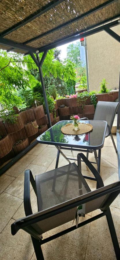 Johnis Fewo, Naehe Stadtzentrum - Uni In Sehr Ruhiger Lage Mit Terrasse Und Eigenem Parkplatz Cottbus Kültér fotó