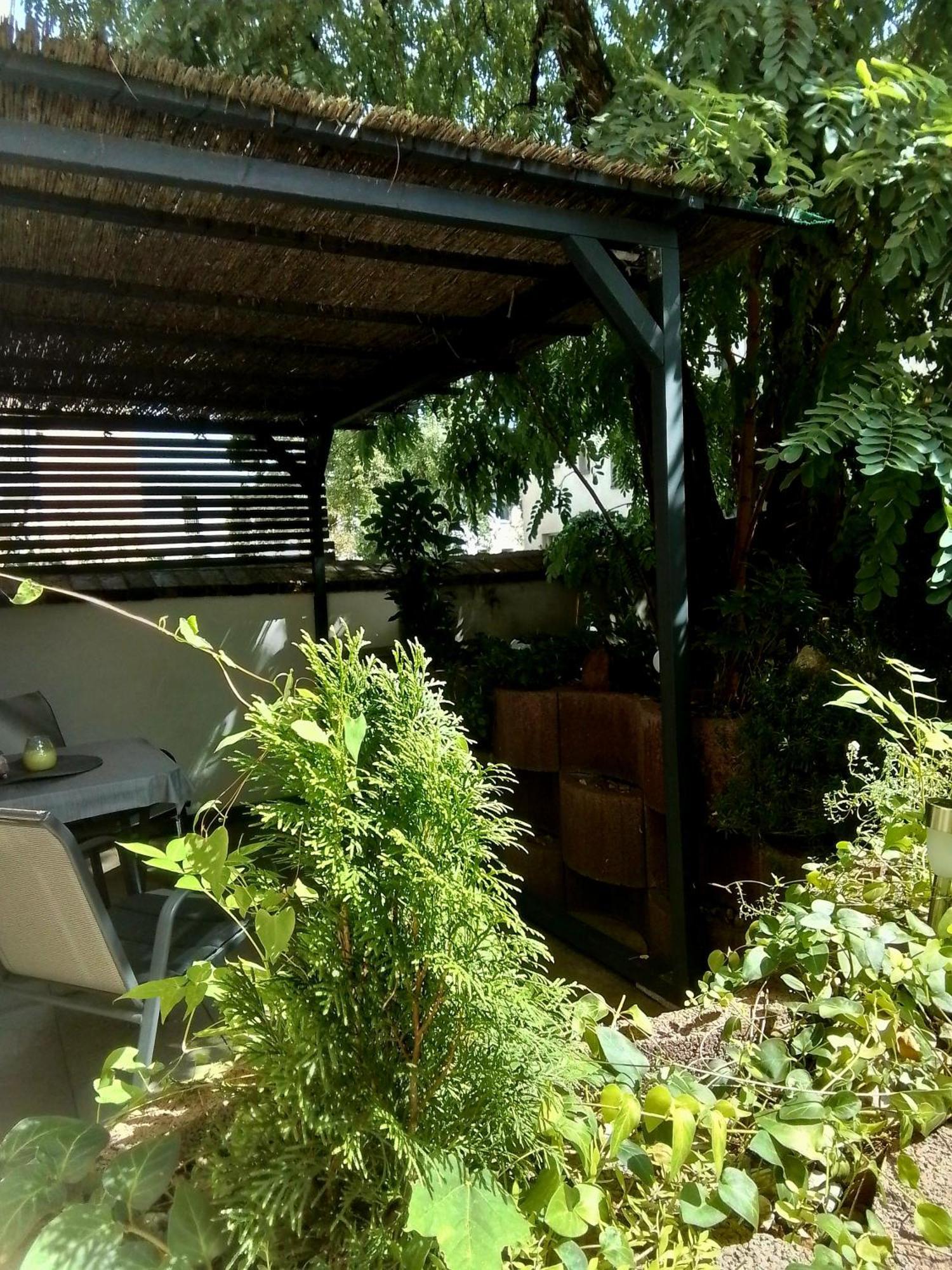 Johnis Fewo, Naehe Stadtzentrum - Uni In Sehr Ruhiger Lage Mit Terrasse Und Eigenem Parkplatz Cottbus Kültér fotó